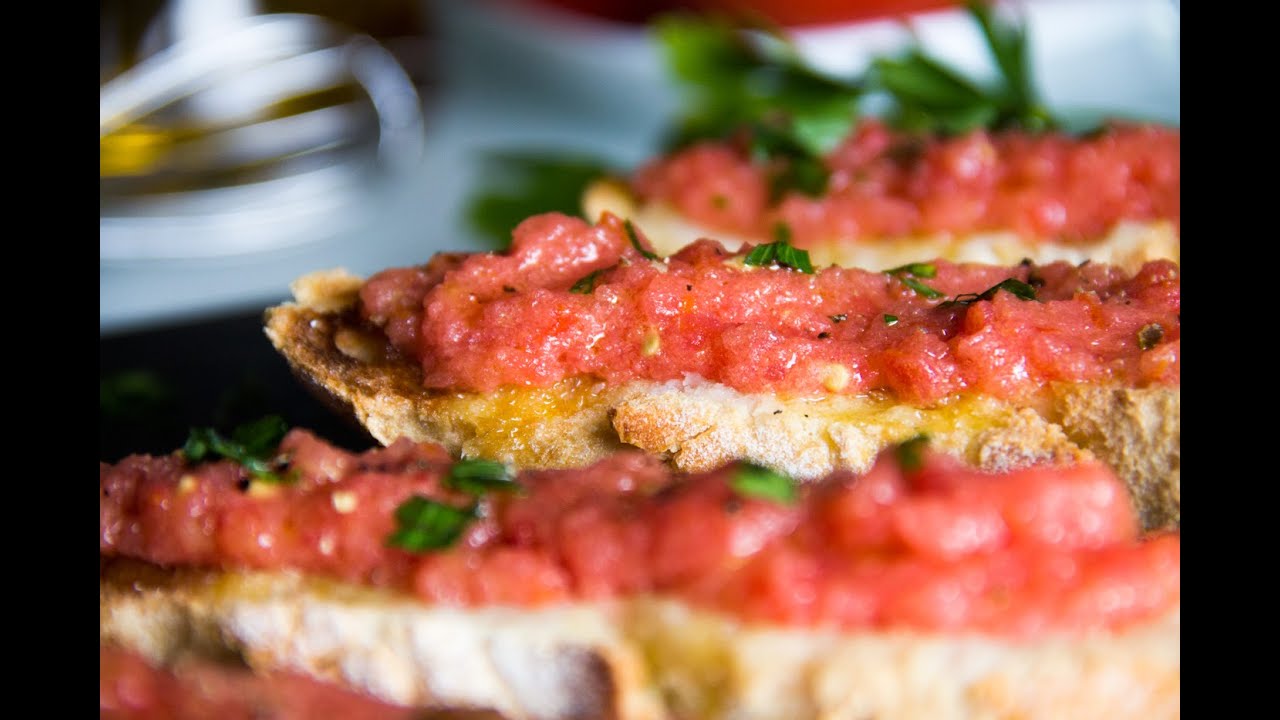 cenar pan con aceite y tomate