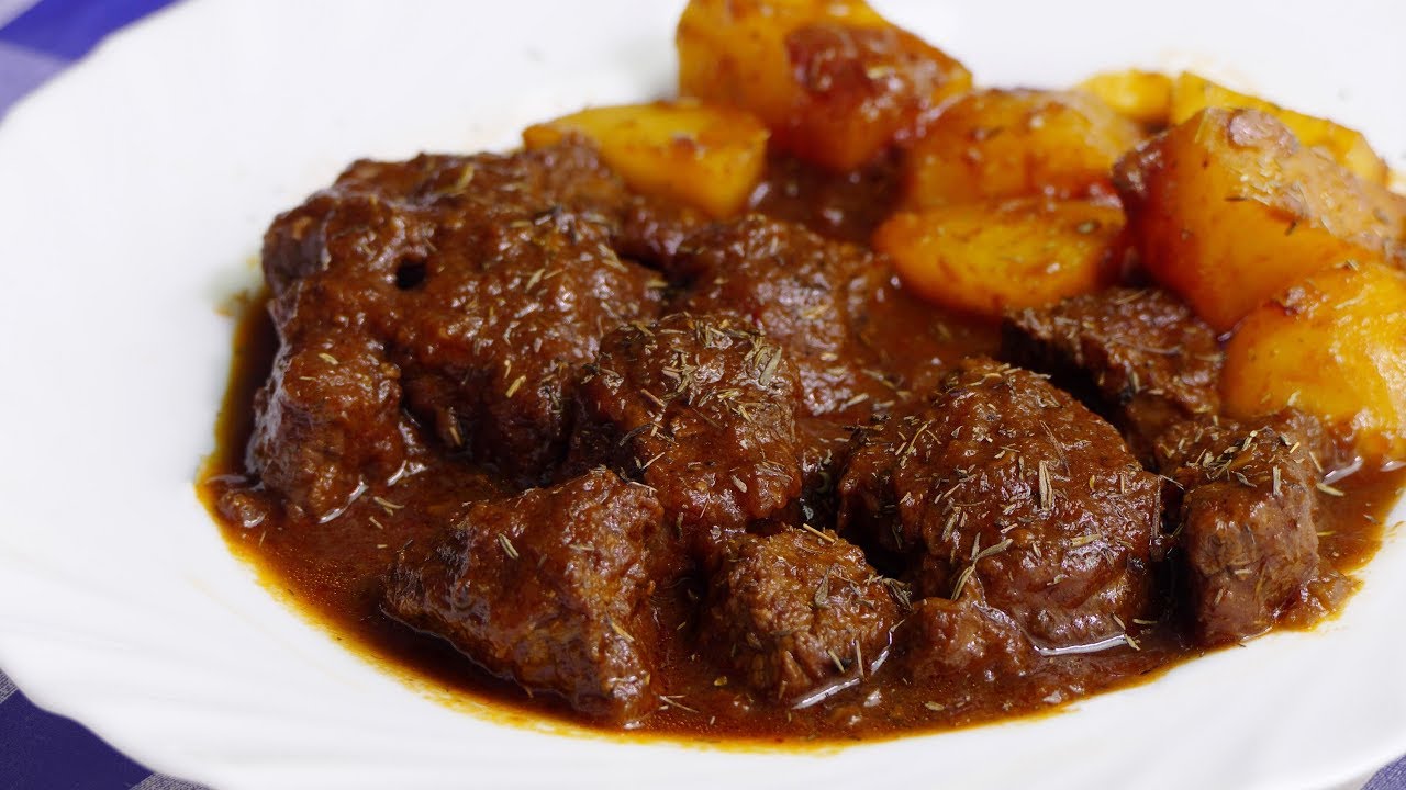 guiso de carne o pescado cocinado a fuego lento