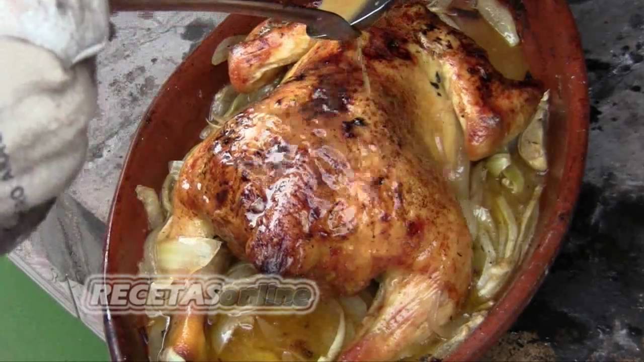 pollo asado en horno de leña