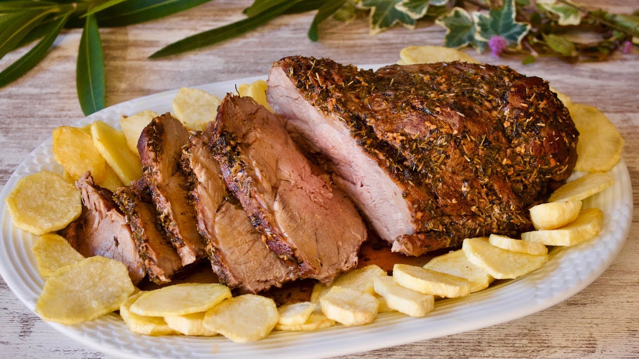 aguja de cerdo al horno jugosa