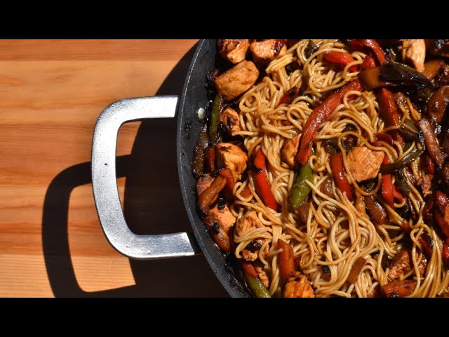 noodles con pollo verduras y salsa teriyaki