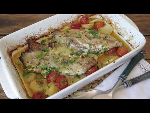 Delicioso bonito al horno con patatas y tomate