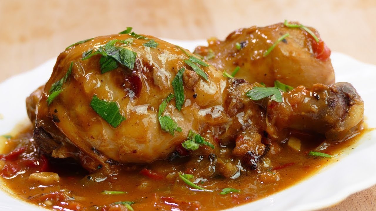 Pollo guisado en salsa de cebolla y vino blanco
