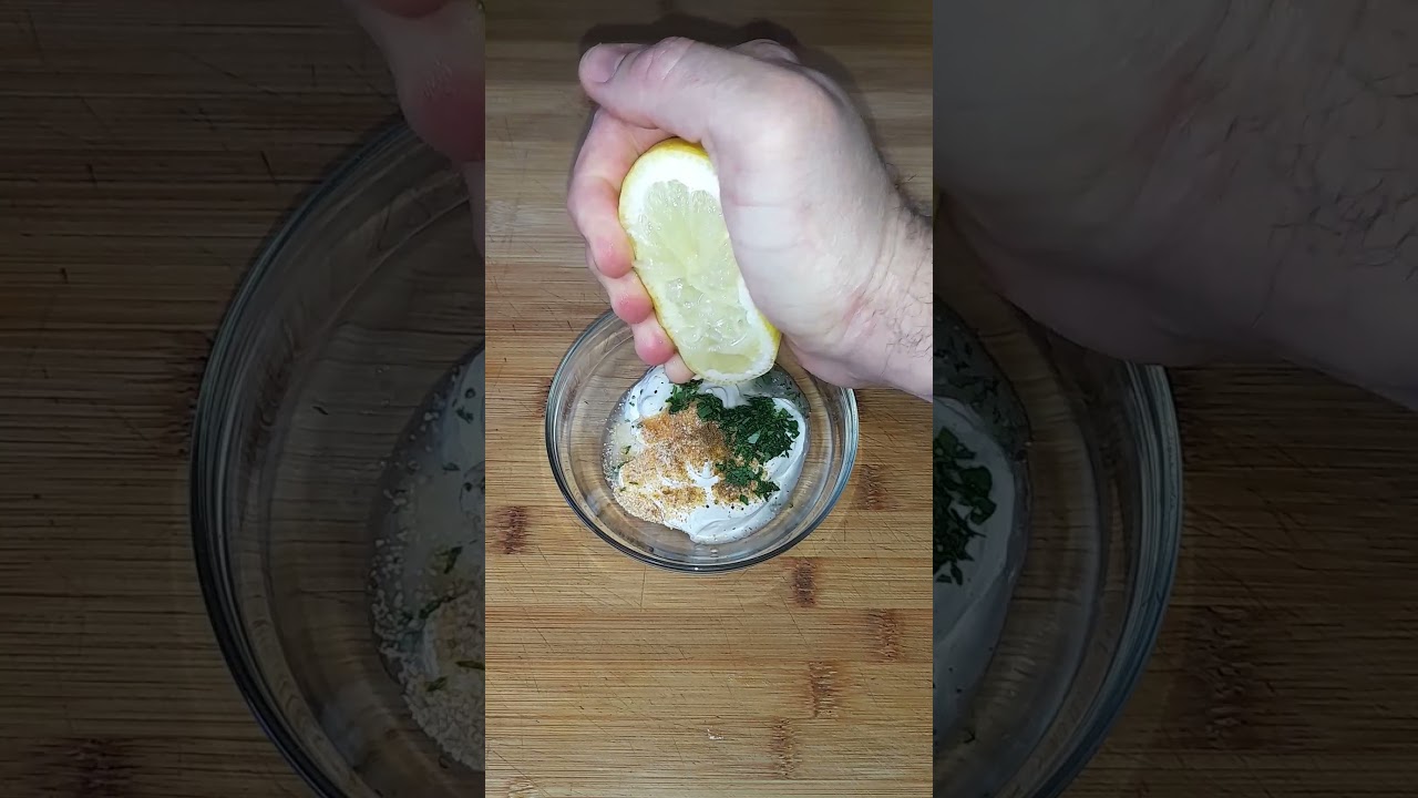 Preparación casera de salsa de yogur para kebab