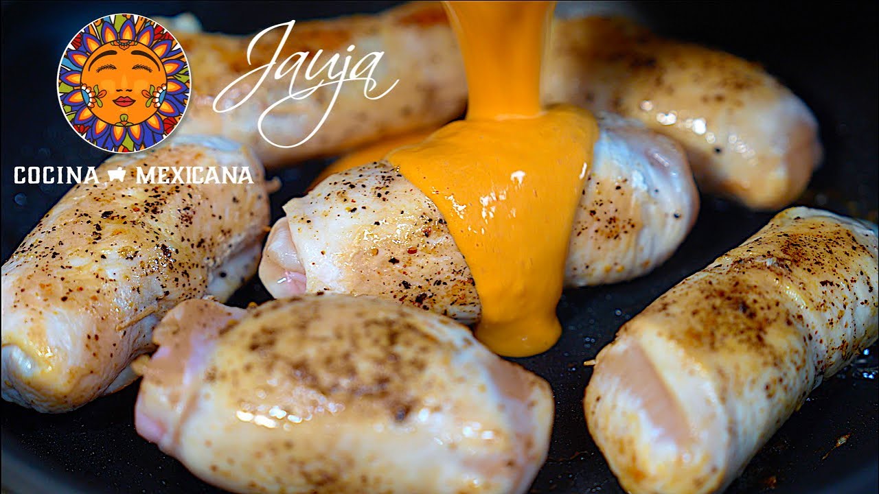 Rollitos de pollo rellenos de jamón y queso bañados en salsa