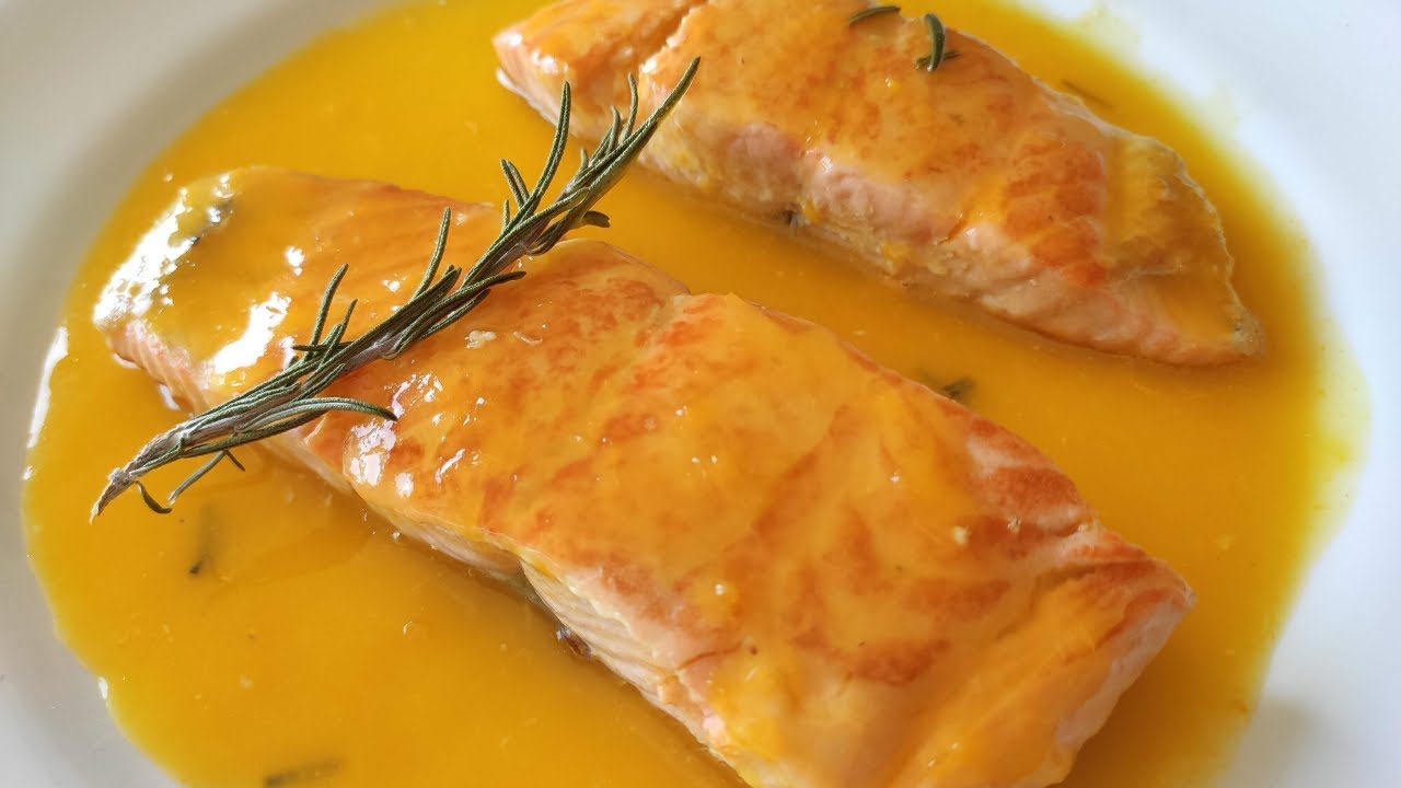 Salmón con naranja y cebolla