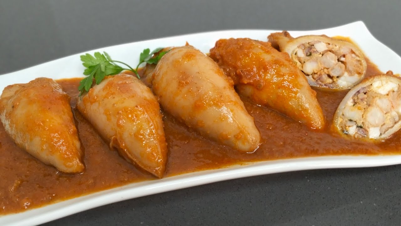 Calamares rellenos de marisco en deliciosa salsa