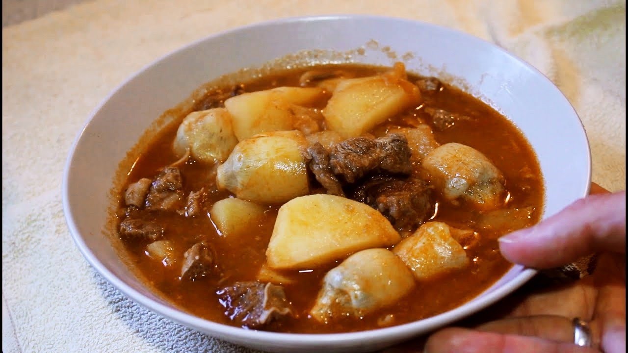 Estofado de patatas con carne y alcachofas