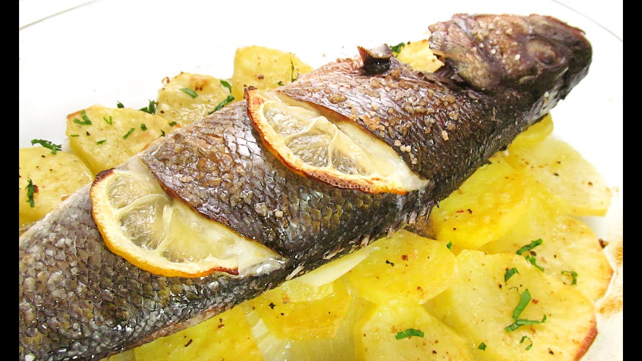 Lubina al horno con patatas y limón