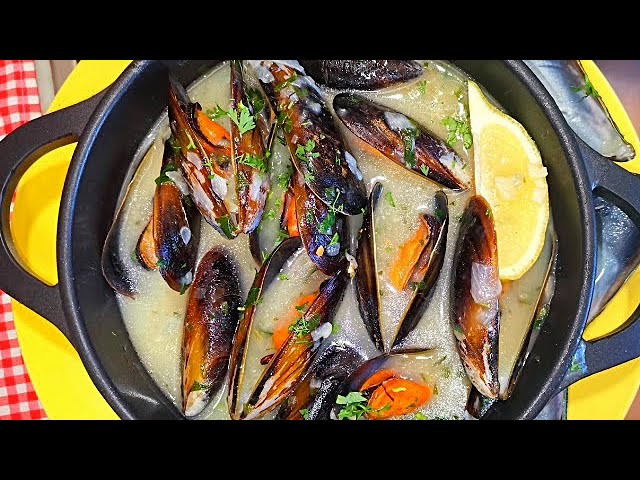 Mejillones cocidos al vapor en salsa de vino blanco
