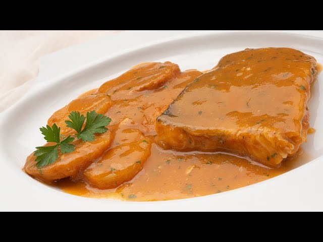 Merluza con gambas cocinadas en sidra