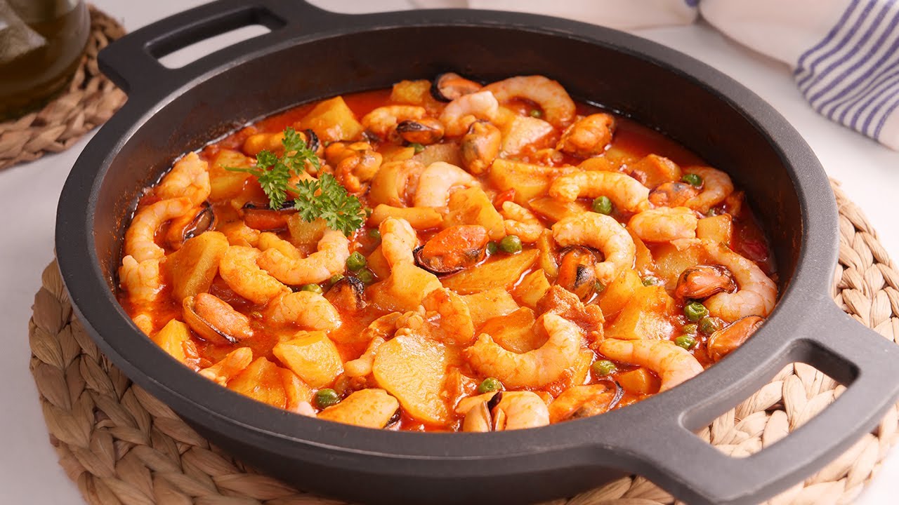 Patatas a la marinera con mariscos: calamares y gambas