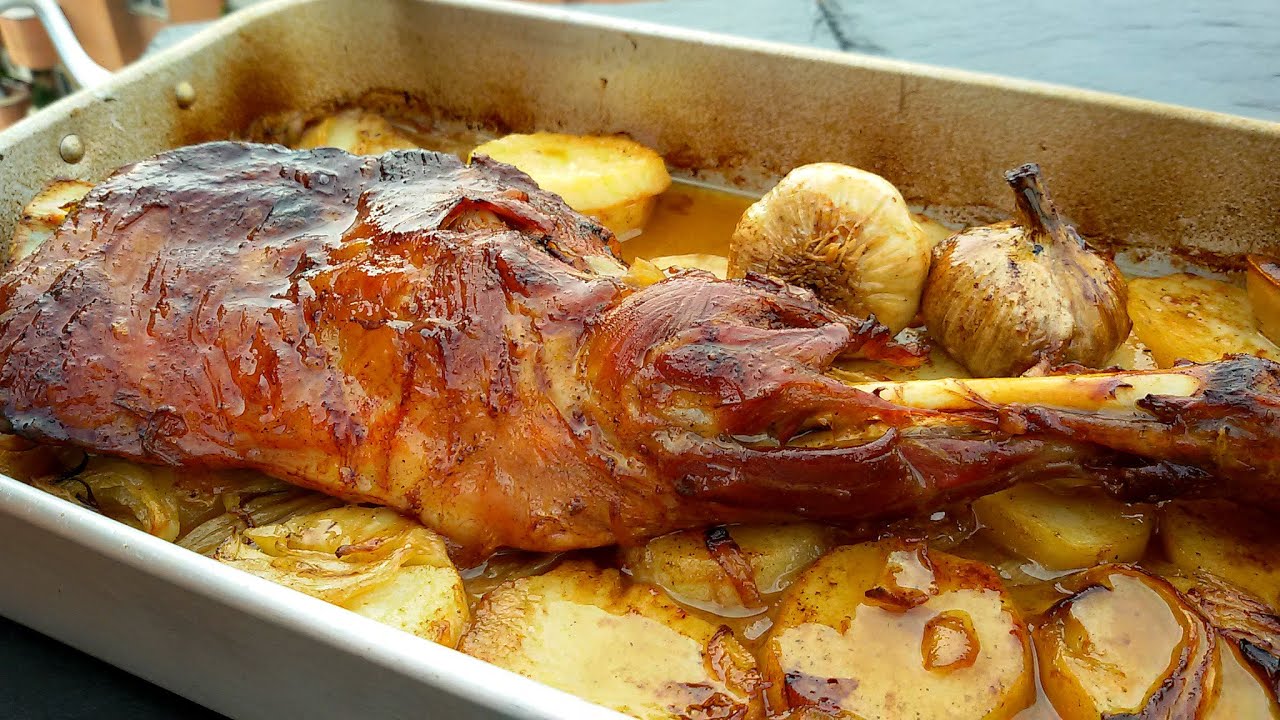 Pierna de cordero asada al horno con papas
