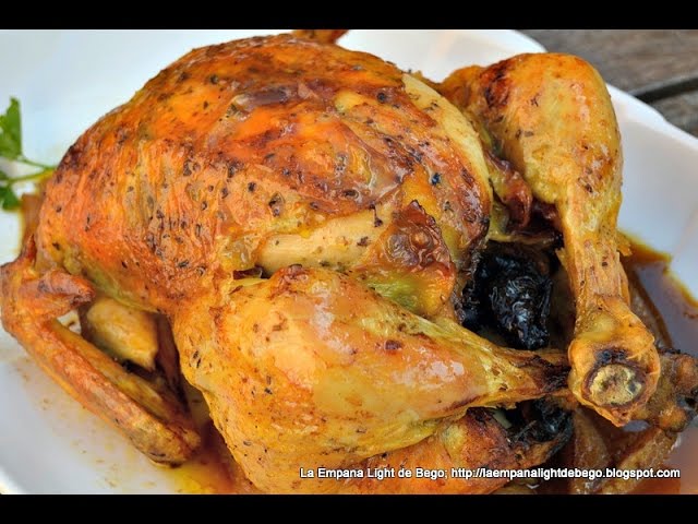 Pollo horneado relleno con ciruelas y manzana