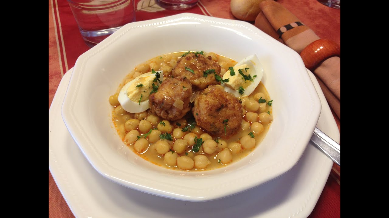 Potaje de garbanzos con albóndigas de bacalao