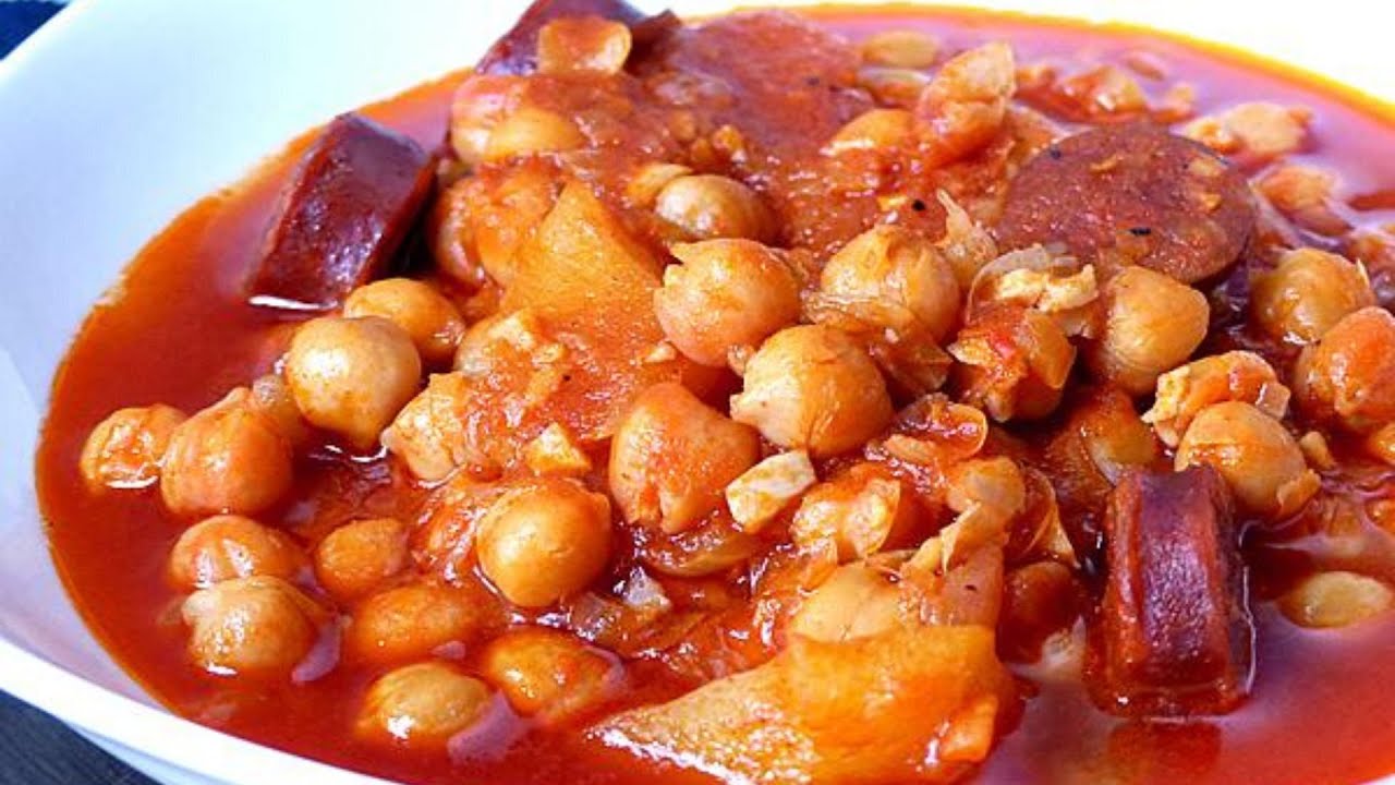 Potaje de garbanzos con chorizo y morcilla: un plato tradicional y reconfortante