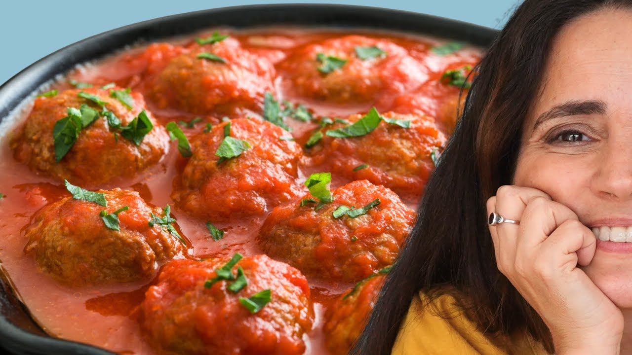 Preparación de albóndigas con pan rallado y huevo
