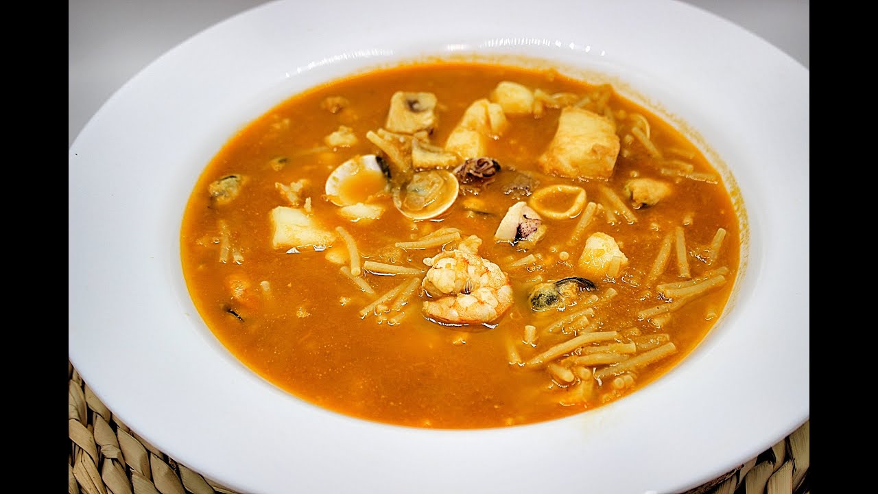 Preparación de sopa de marisco congelado con fideos