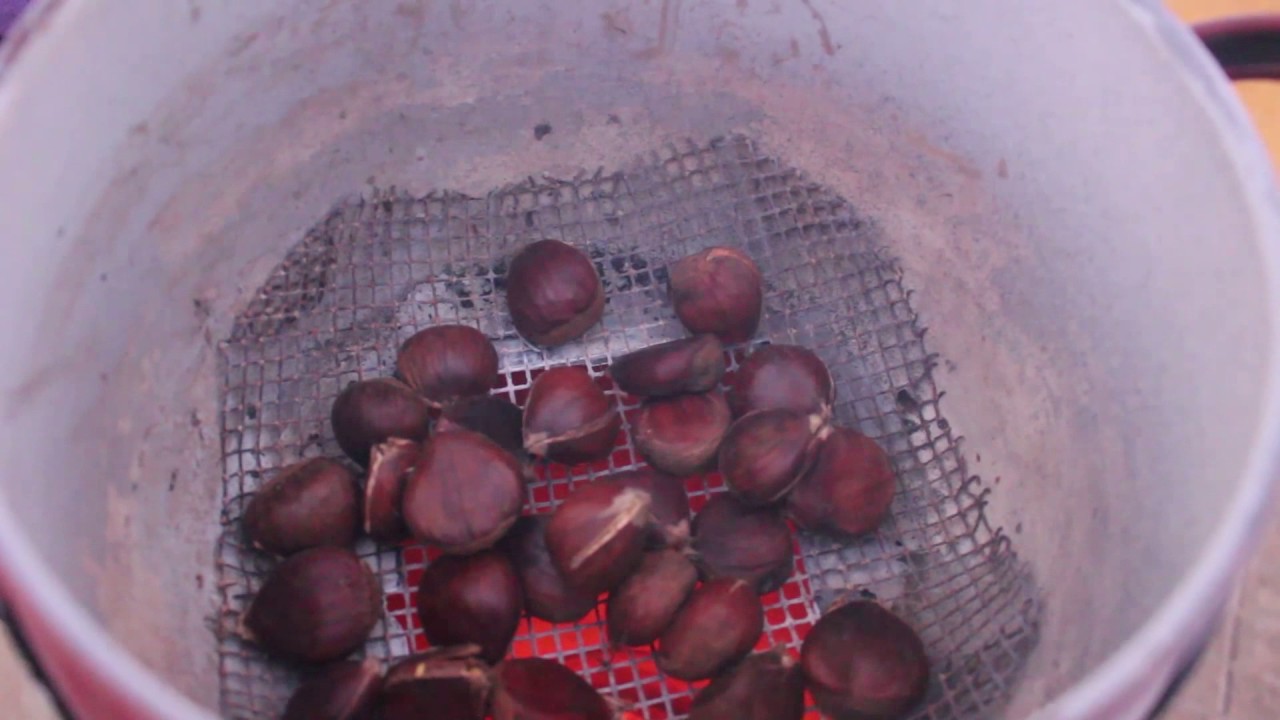 Preparando castañas asadas a la parrilla