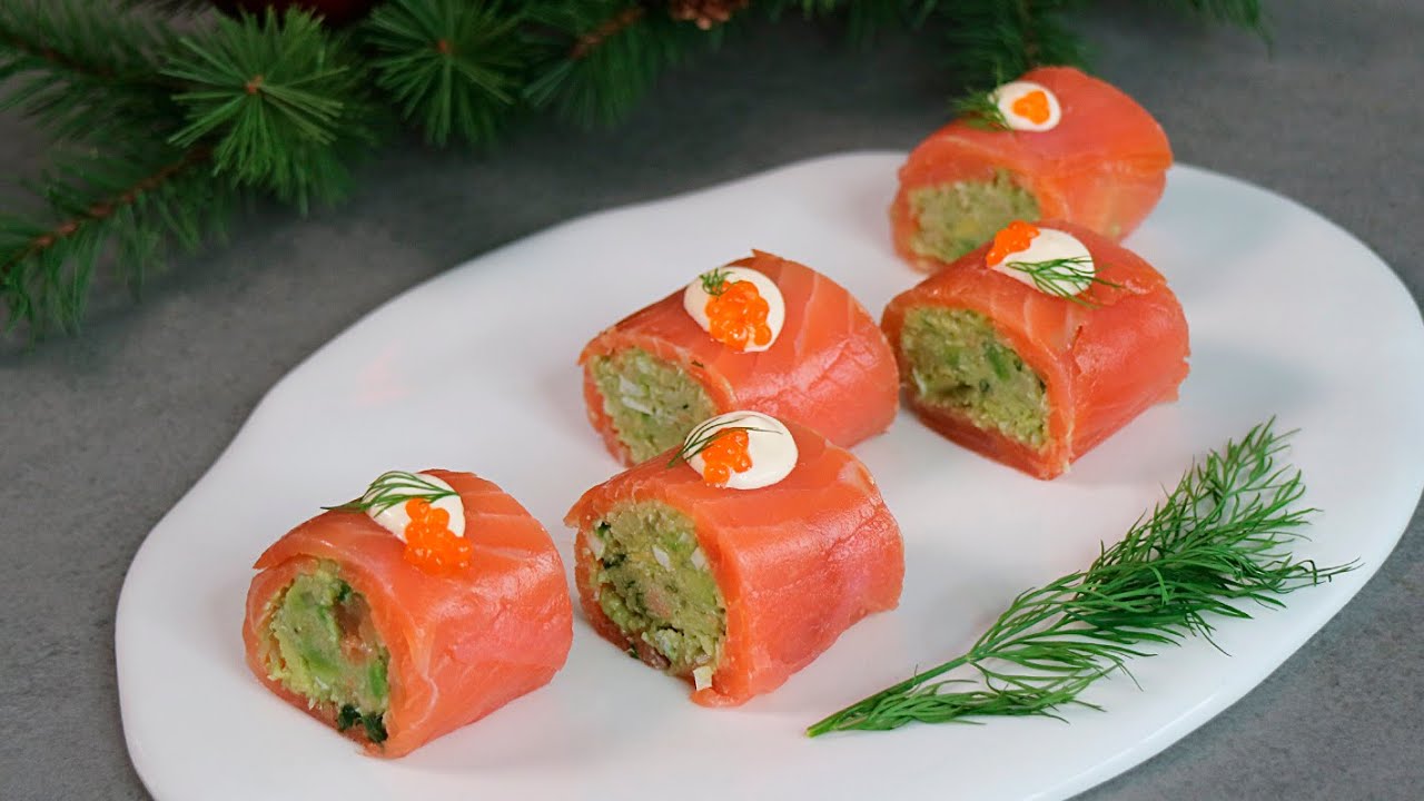 Salmón ahumado relleno de surimi en forma de rollitos