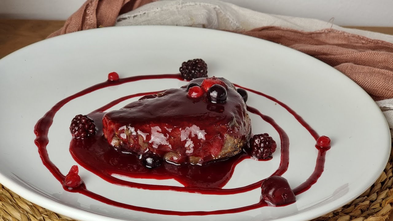 Solomillo de ternera en salsa de frutos rojos