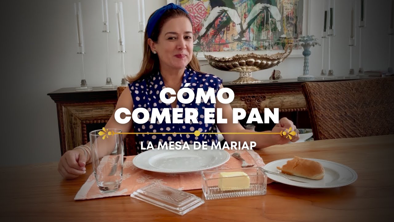 ¿Dónde se debe poner el pan en la mesa?