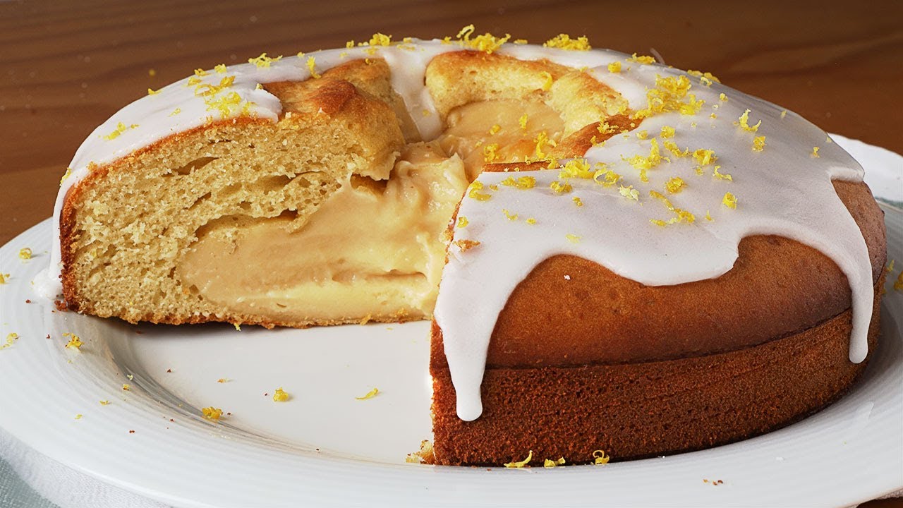 Bizcocho y crema pastelera en un delicioso pastel de tarta