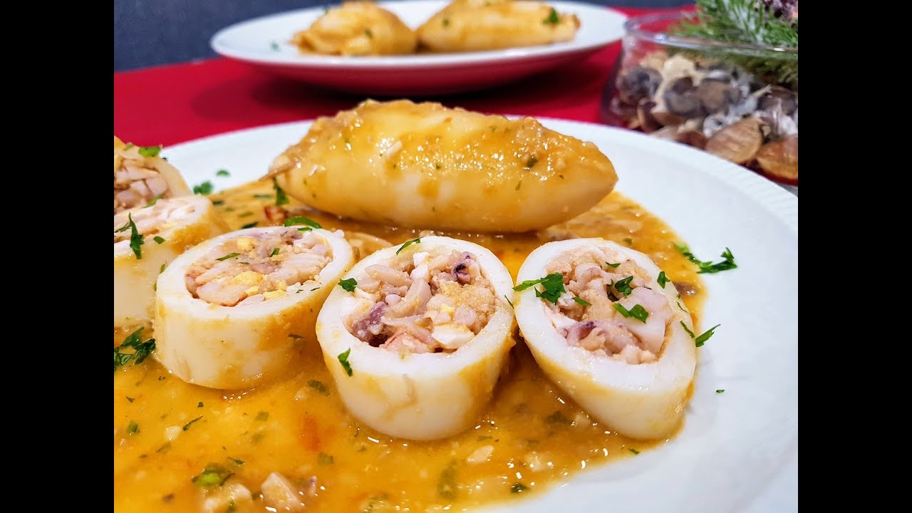 Calamares rellenos de gambas con salsa de almendras