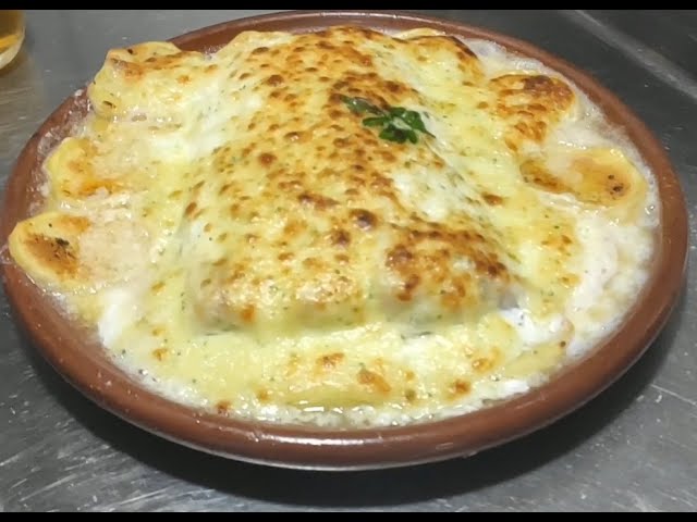 Delicioso bacalao gratinado con alioli y tomate