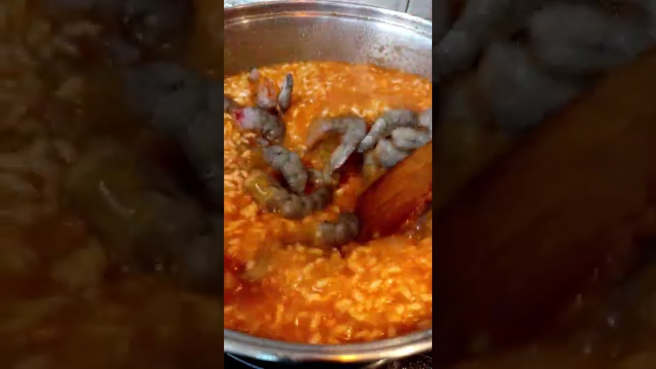 Disfrutando de un delicioso plato de arroz en Roquetas de Mar