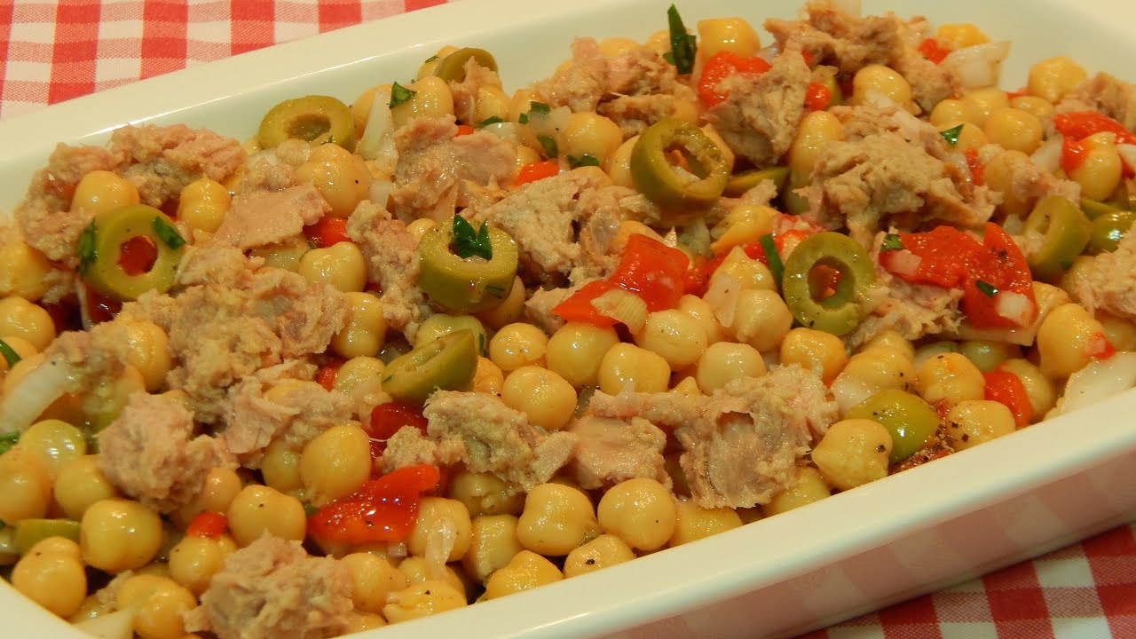 Garbanzos con tomate pimientos del piquillo y atún