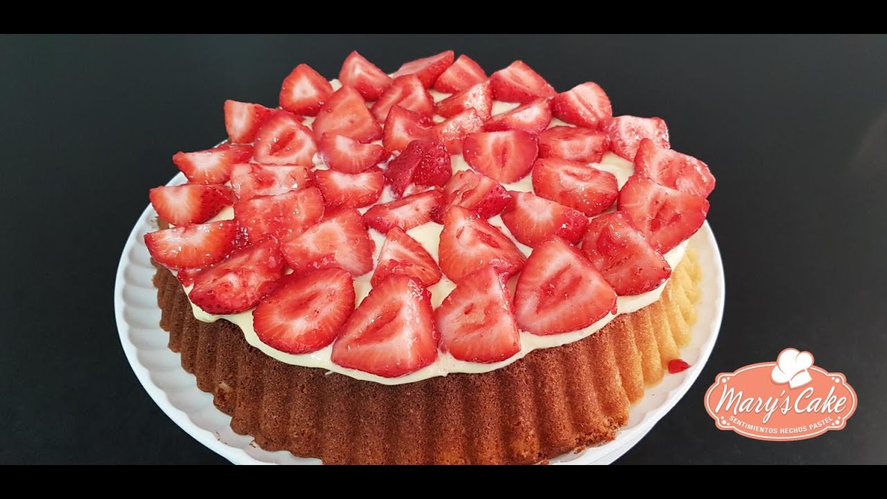 Pastel de fresa con crema de chocolate blanco