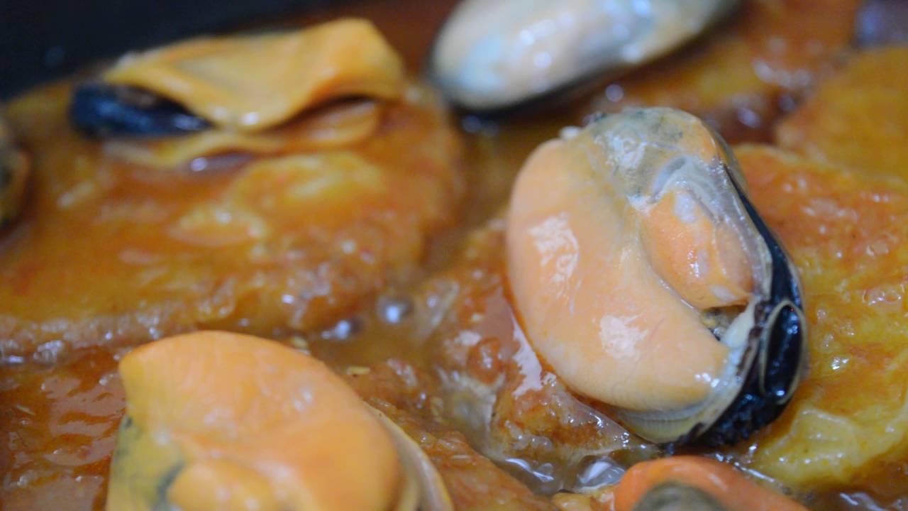 Patatas a la importancia con mejillones