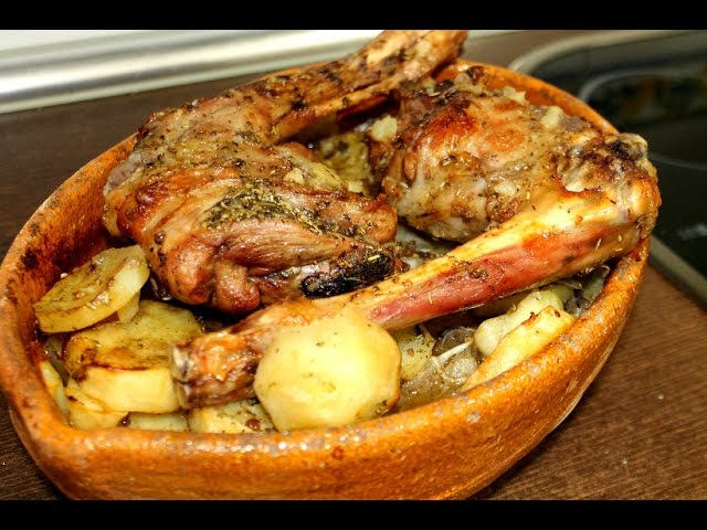 Pierna de cabrito asada con patatas y cebolla