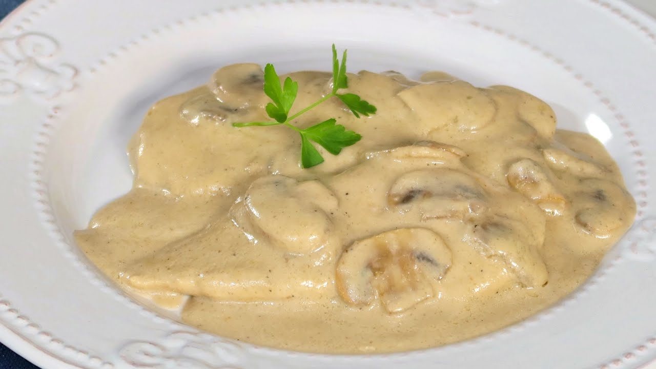 Pollo en salsa de champiñones casera de la abuela
