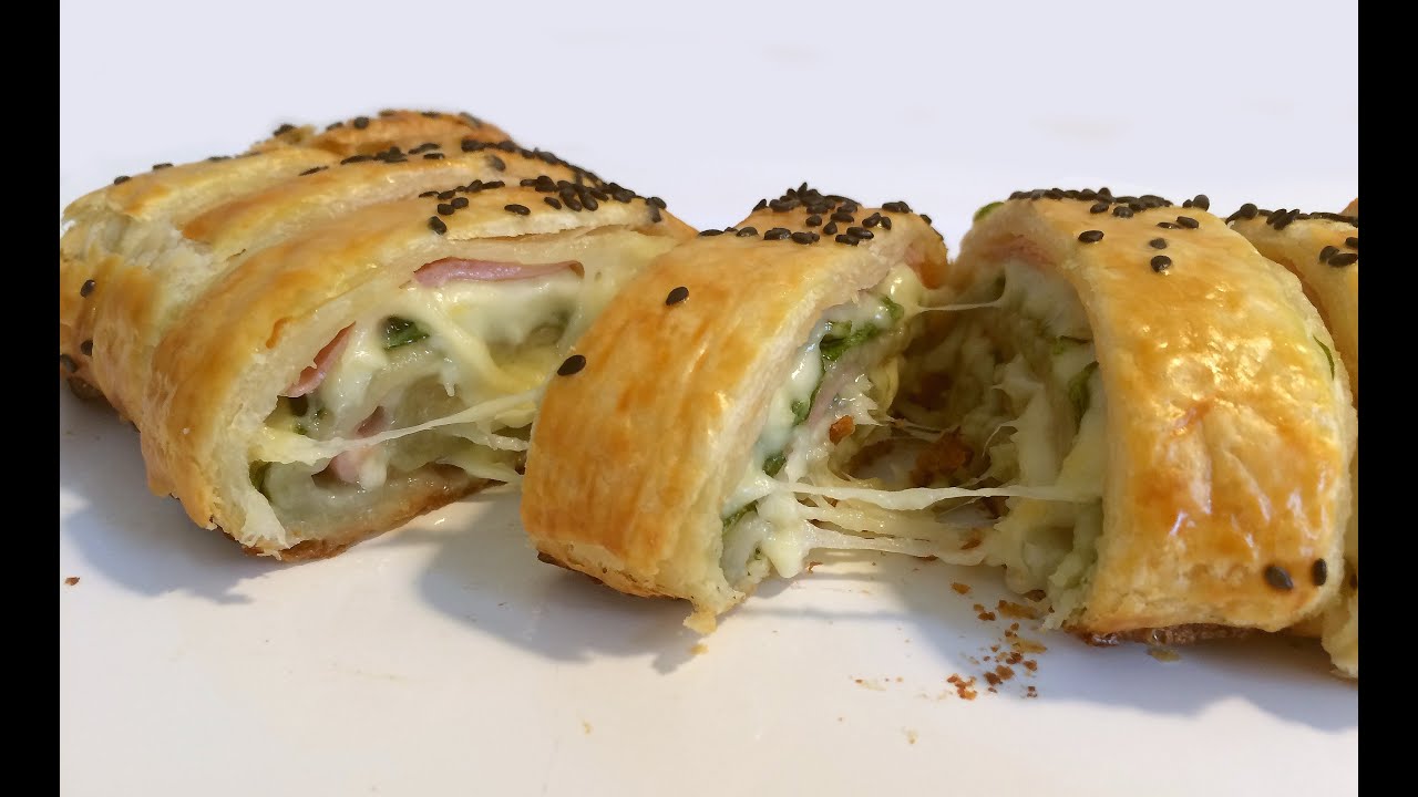 Preparación de hojaldre relleno de jamón york y queso al horno