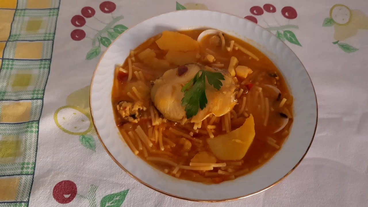 Sopa de fideos de pescado y patatas