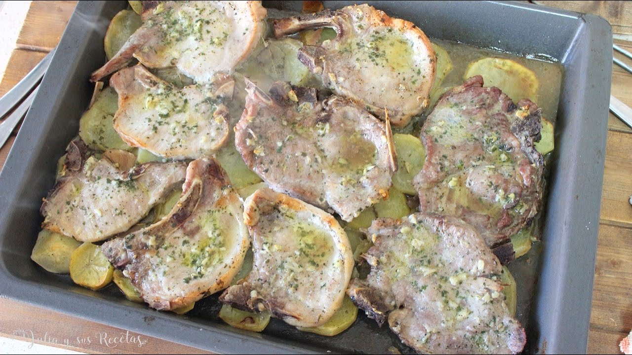 Chuletas de cerdo al horno con papas panaderas
