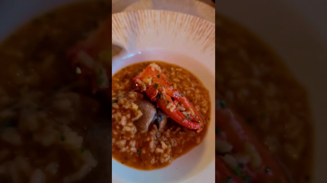 Disfrutando de un delicioso arroz con bogavante en Barcelona