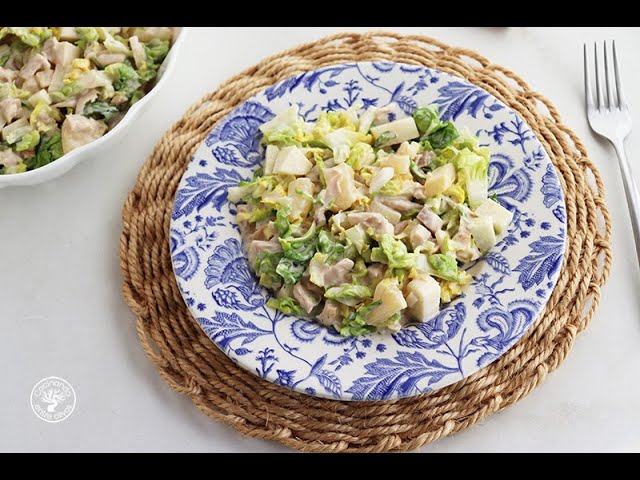 Ensalada de pollo acompañada de salsa rosa