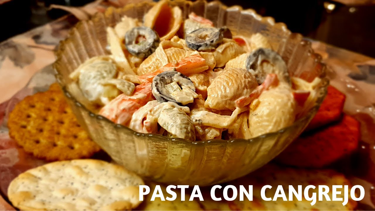 Ensalada fresca de pasta con piña y cangrejo