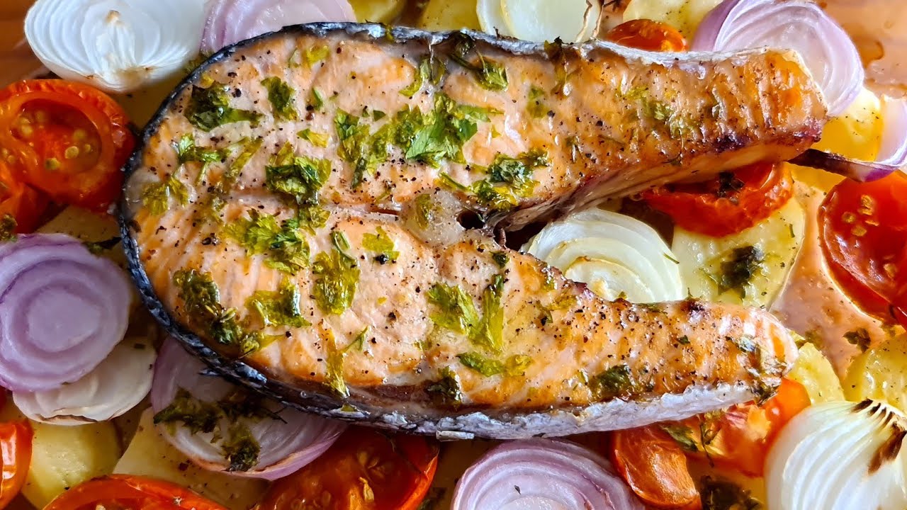 Filete de salmón horneado con papas cebolla y tomate