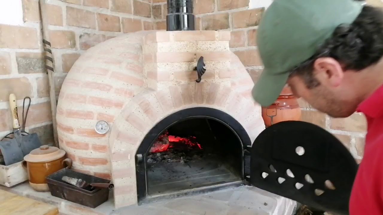 Pierna de cordero asada en horno de leña