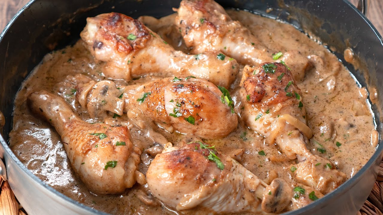 Pollo guisado con champiñones