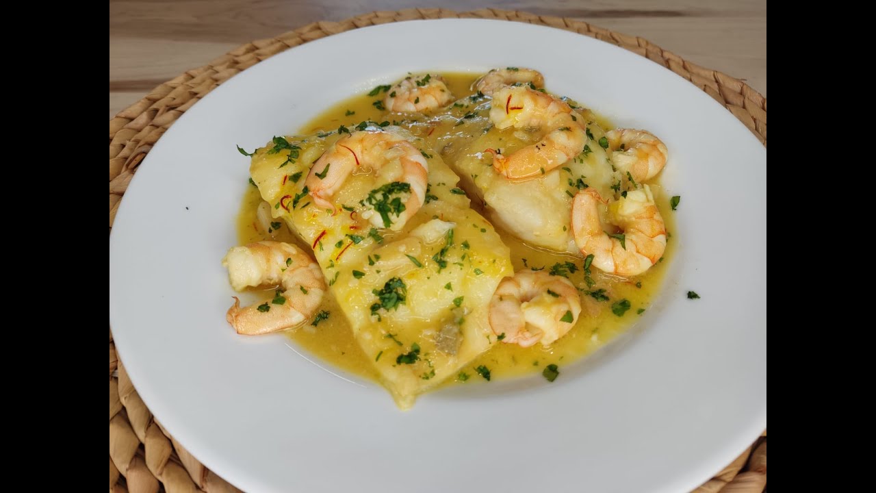 Preparación de bacalao a la marinera con langostinos