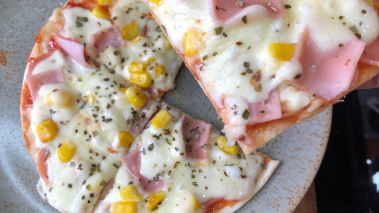 Preparación de pizza con base de tortillas de trigo en sartén