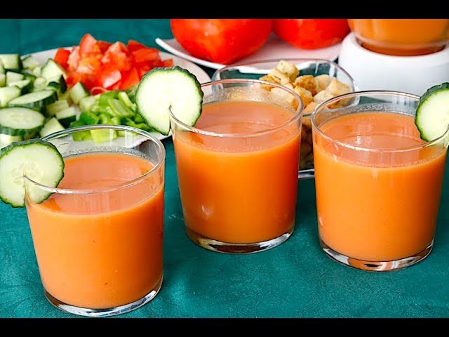 Preparación del gazpacho extremeño