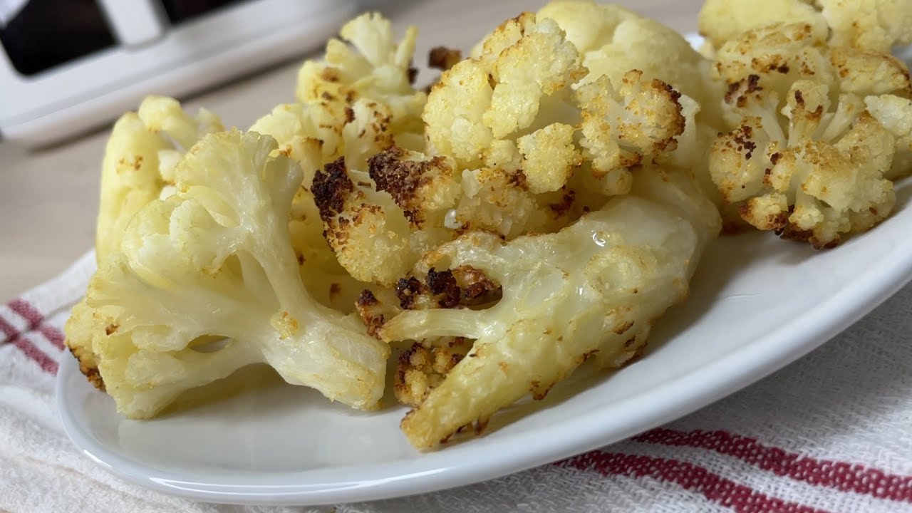 Preparando coliflor congelada en una freidora de aire