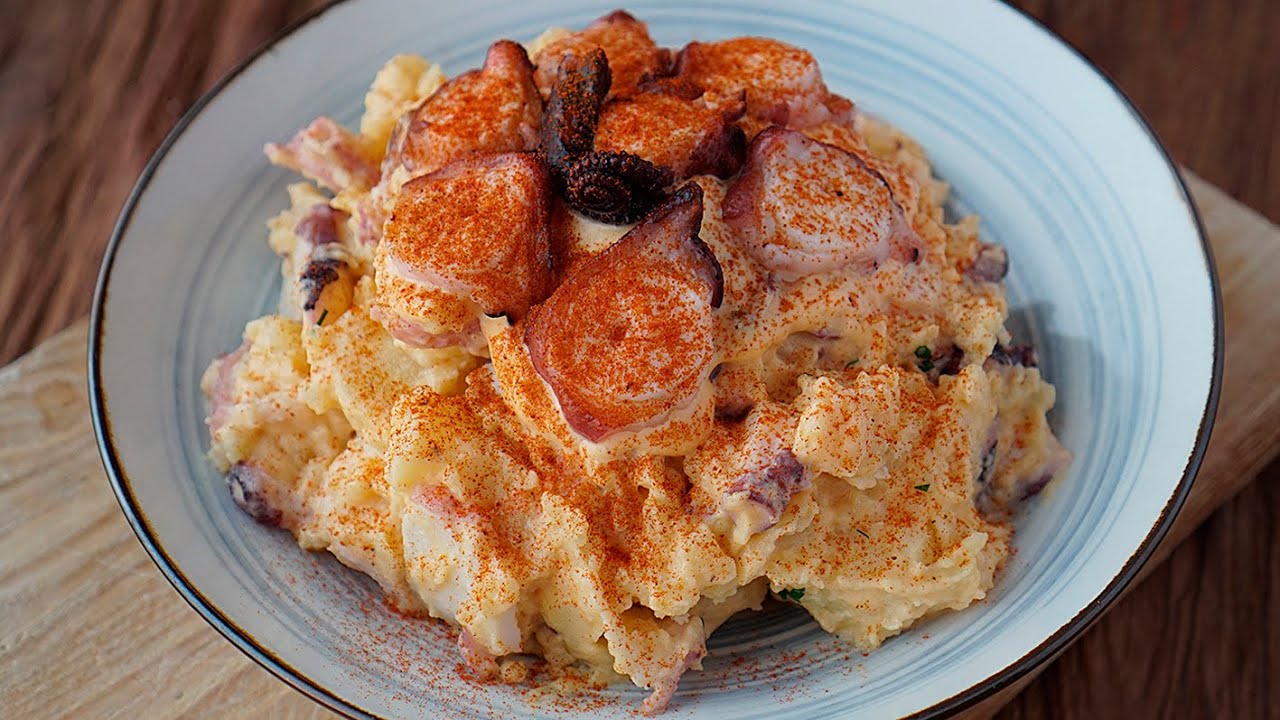 Pulpo en ensaladilla con mayonesa y pimentón