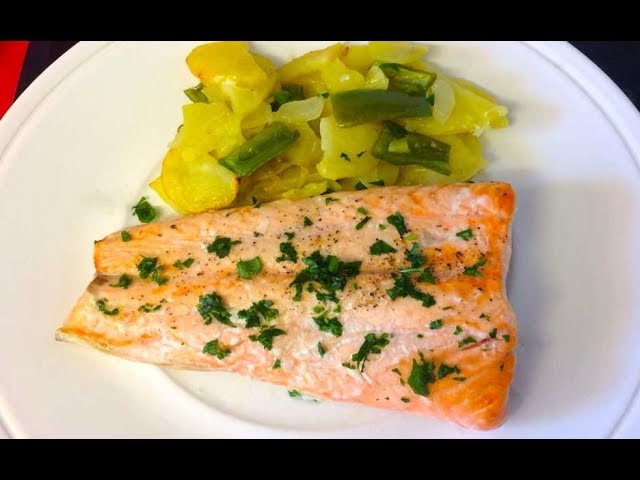 Salmón al horno con patatas panaderas